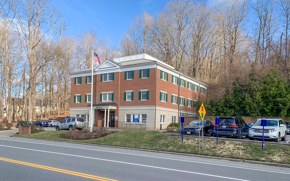 332 Route 100, Somers Township, NY à vendre - Photo de l’immeuble – Image 2 sur 5