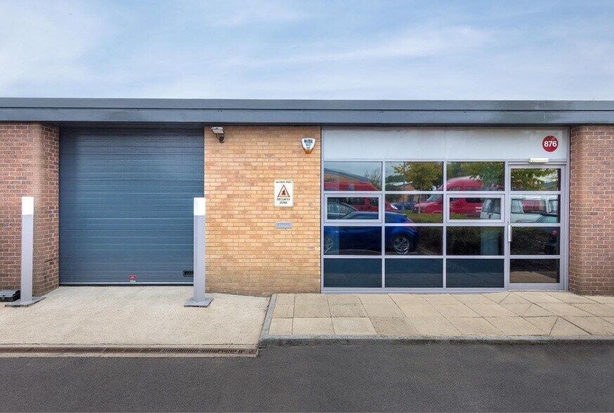 878 Plymouth Rd, Slough à louer - Photo de l’immeuble – Image 2 sur 35