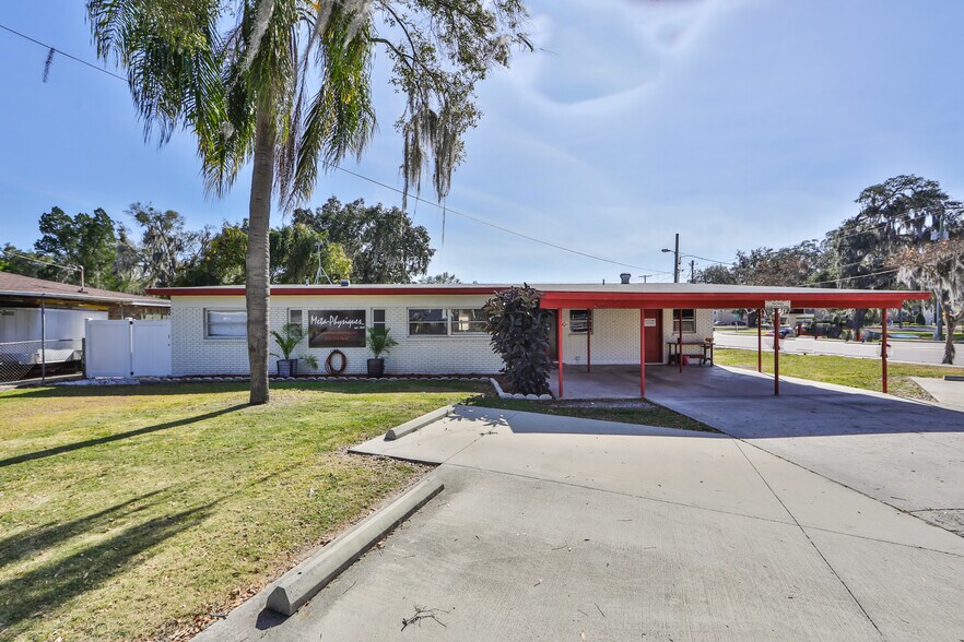 101 Emily Ln, Brandon, FL à louer - Photo de l’immeuble – Image 1 sur 26