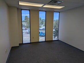 801 W Bay Dr, Largo, FL à louer Photo intérieure– Image 1 sur 14