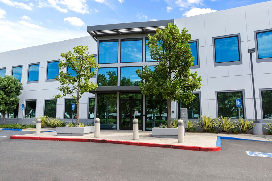 8 Hughes, Irvine, CA à louer - Photo de l’immeuble – Image 3 sur 18