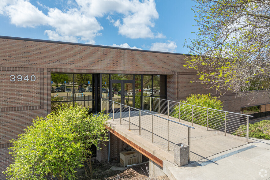 3940 Peninsular Dr SE, Grand Rapids, MI à louer - Photo de l’immeuble – Image 3 sur 8