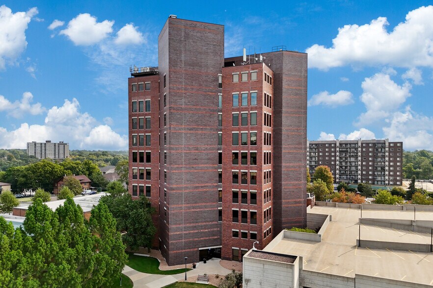 3200 Grand Ave, Des Moines, IA à louer - Photo de l’immeuble – Image 2 sur 9