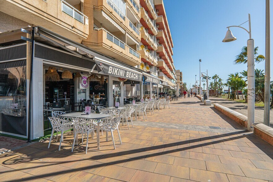 Local commercial dans Rincón de la Victoria, Málaga à louer - Photo de l’immeuble – Image 3 sur 58