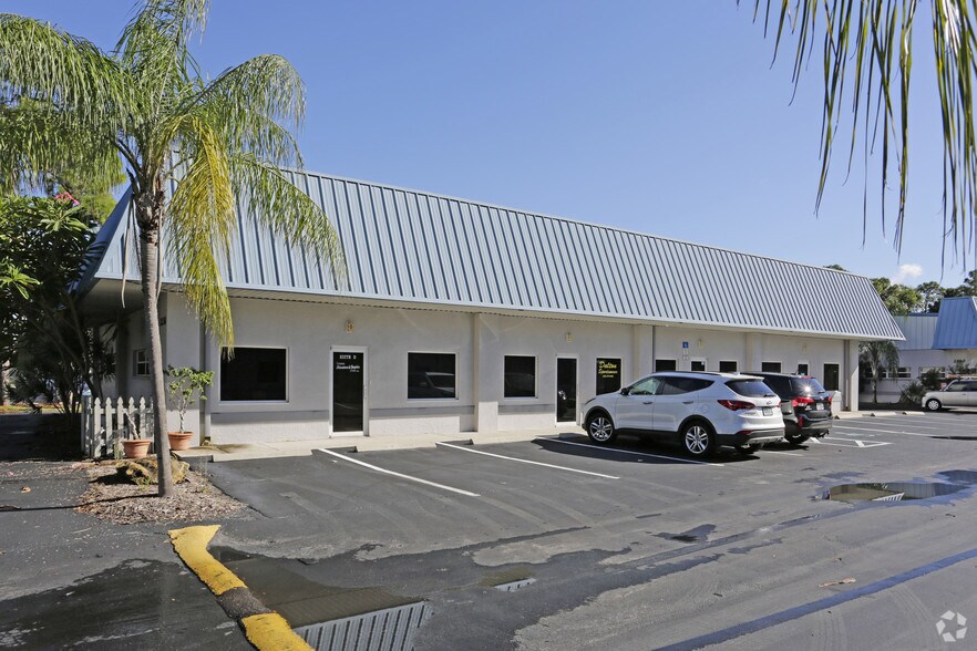 2238 Hemingway Dr, Fort Myers, FL à vendre - Photo principale – Image 1 sur 5