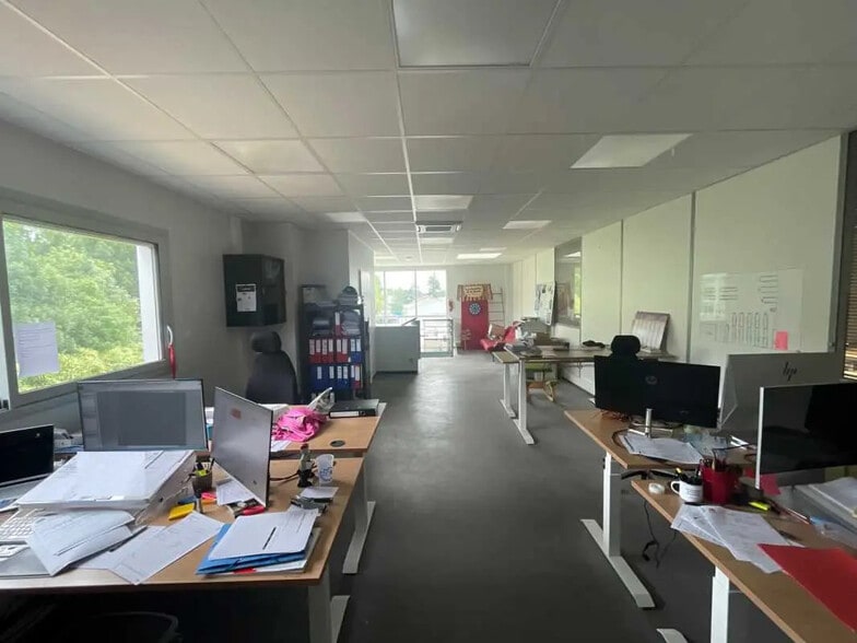 Bureau dans Vourles à louer - Photo de l’immeuble – Image 3 sur 14