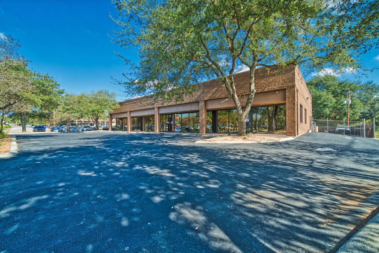 10906 Laureate Dr, San Antonio, TX à louer Photo de l’immeuble– Image 1 sur 5