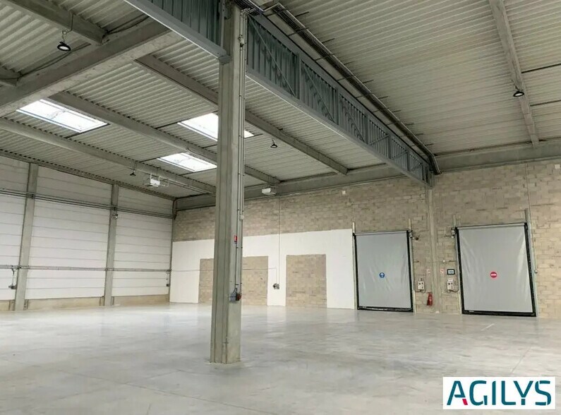 Local d’activités dans Lieusaint à louer - Photo de l’immeuble – Image 3 sur 12