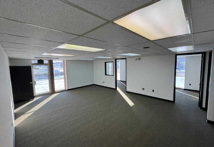 34150 Industrial Rd, Livonia, MI à louer - Photo de l’immeuble – Image 2 sur 4