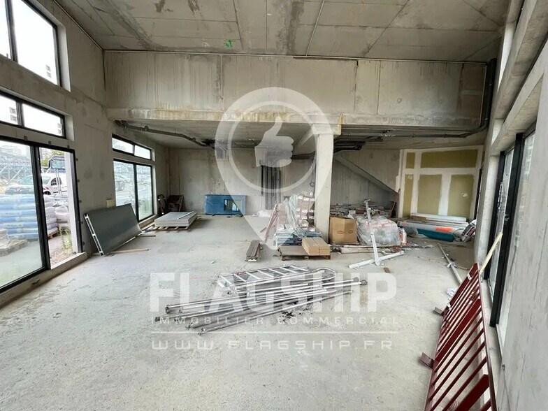 Local commercial dans Ivry-sur-Seine à louer - Photo de l’immeuble – Image 2 sur 4