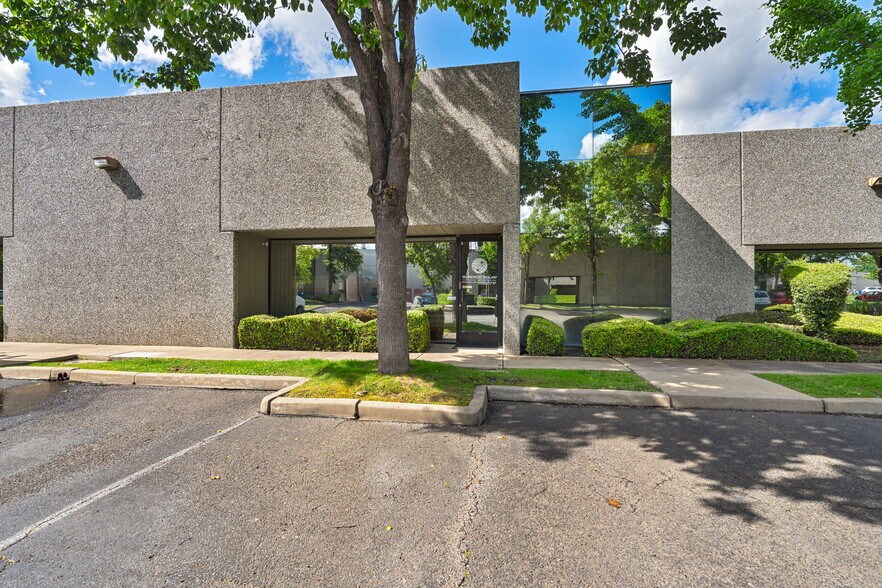 3298 Monier Cir, Rancho Cordova, CA à vendre - Photo de l’immeuble – Image 3 sur 45