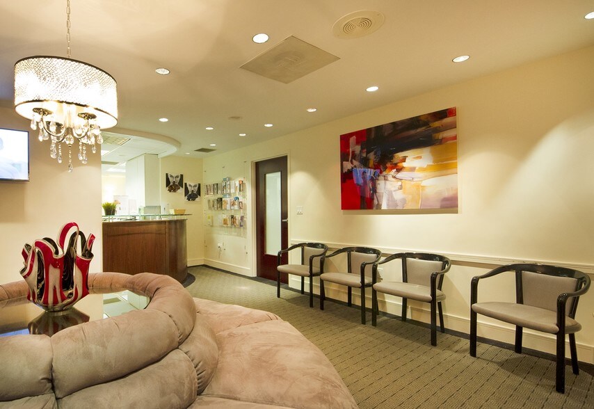 7421 N University Dr, Tamarac, FL à vendre - Photo de l’immeuble – Image 2 sur 33