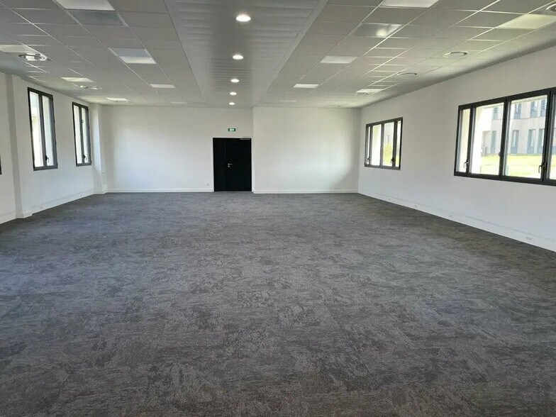 Local d'activités dans Vénissieux à vendre - Photo de l’immeuble – Image 3 sur 12