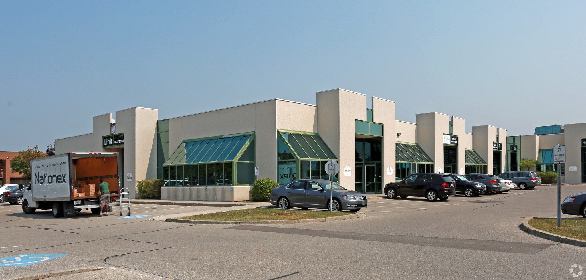 175 W Beaver Creek Rd, Richmond Hill, ON à vendre Photo principale– Image 1 sur 10