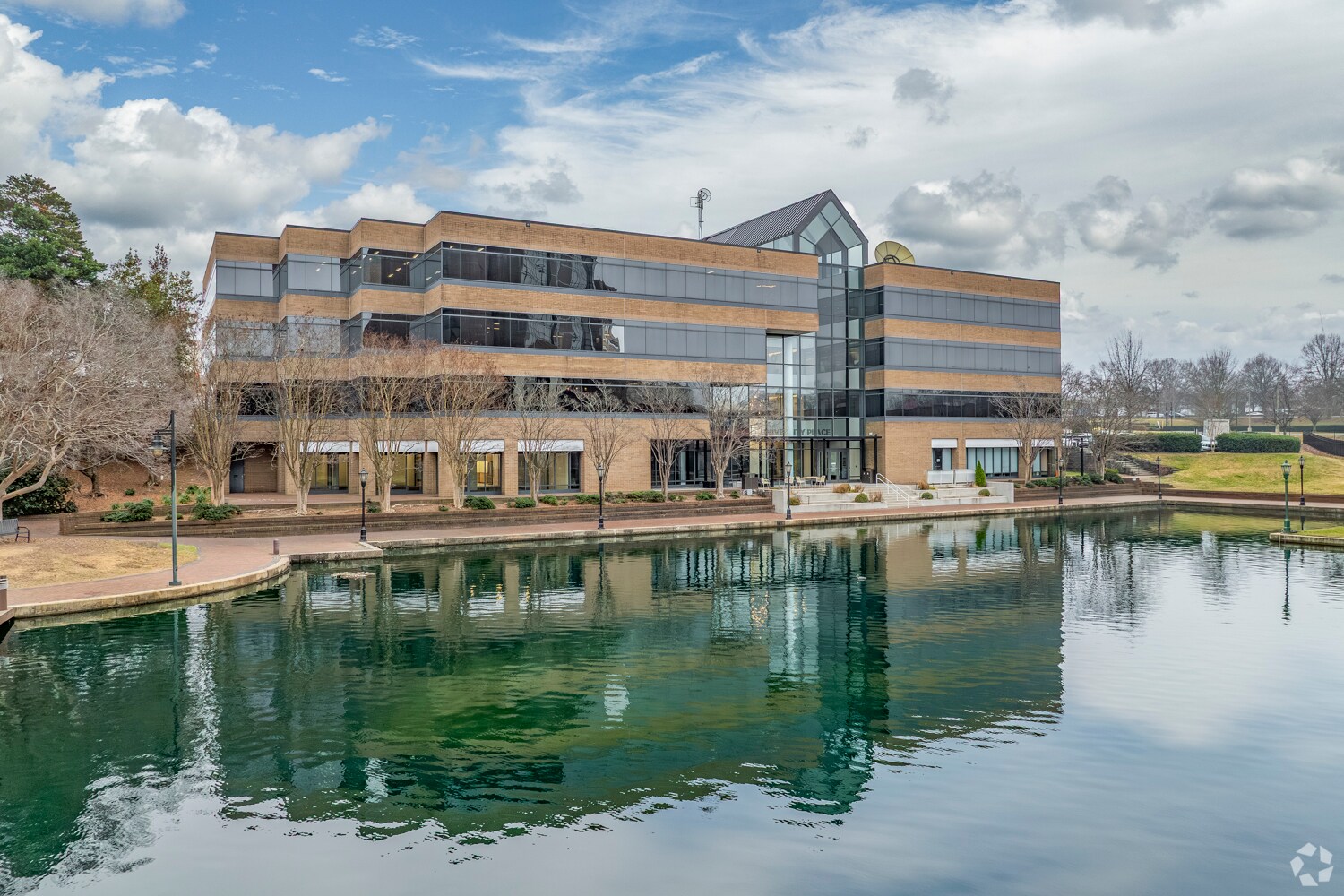 8801 JM Keynes Dr, Charlotte, NC à louer Photo principale– Image 1 sur 29