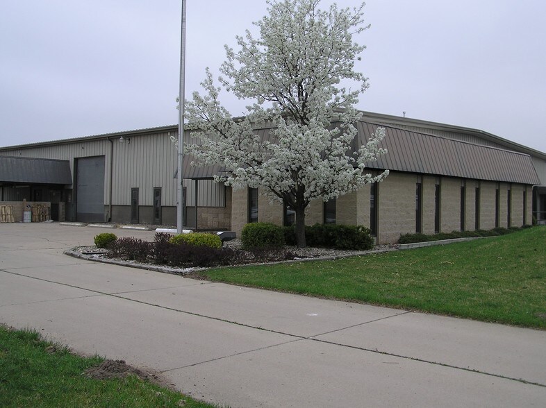 300 Industrial Dr, Angola, IN à louer - Photo de l’immeuble – Image 2 sur 2