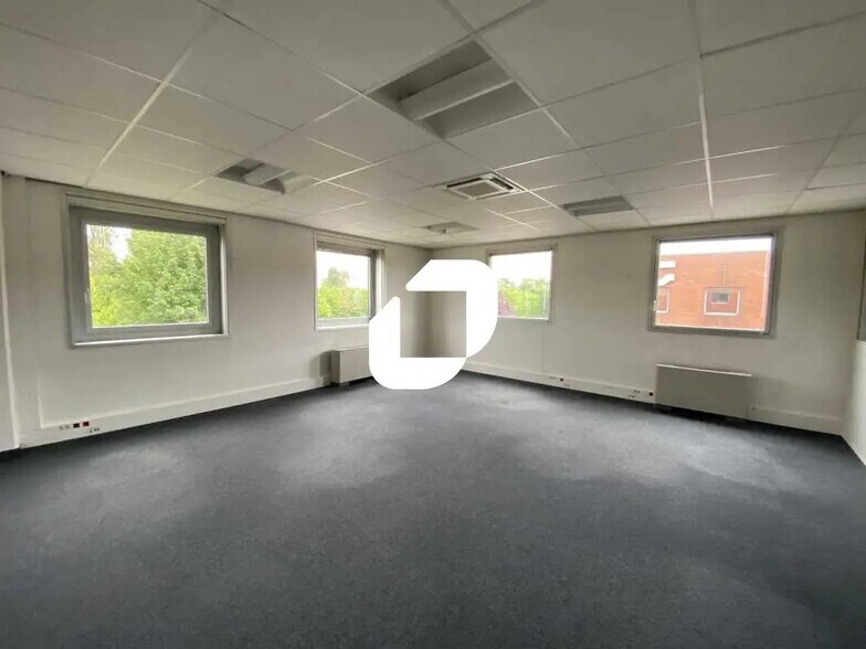 Bureau dans Roissy-en-France à vendre - Photo de l’immeuble – Image 3 sur 7