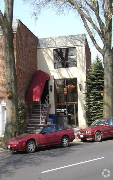 25-16 Francis Lewis Blvd, Flushing, NY à vendre - Photo principale – Image 1 sur 35