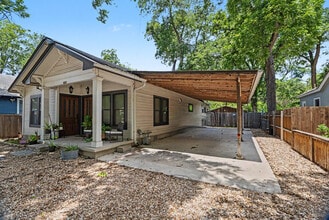 2506 E Cesar Chavez St, Austin, TX à louer Photo de l’immeuble– Image 2 sur 31