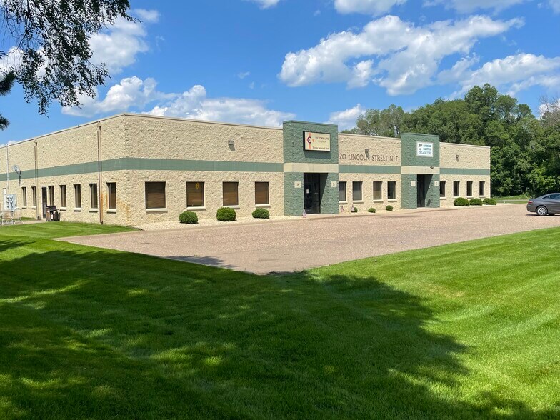 13720 Lincoln St NE, Ham Lake, MN à vendre - Photo de l’immeuble – Image 3 sur 15
