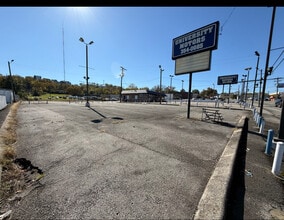 6005 Charlotte Pike, Nashville, TN à louer Photo de l’immeuble– Image 1 sur 11