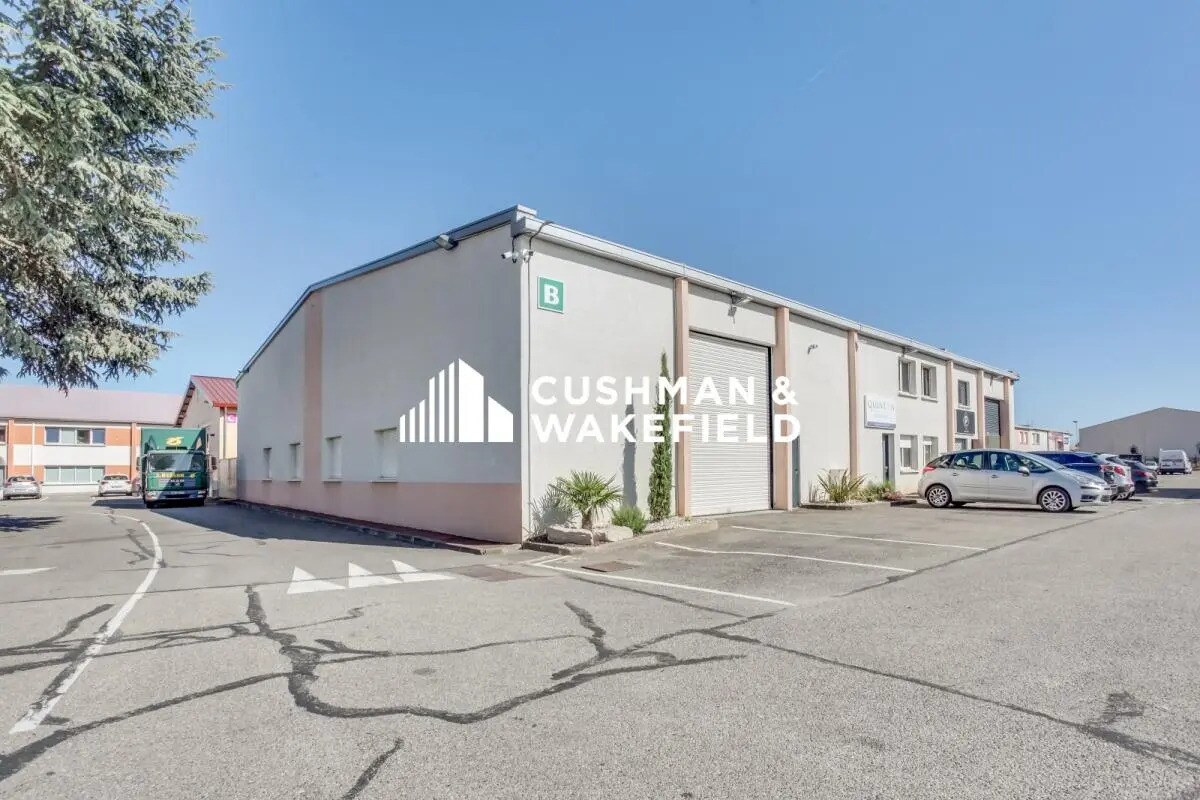 Local d’activités dans Décines-Charpieu à louer Photo de l’immeuble– Image 1 sur 2