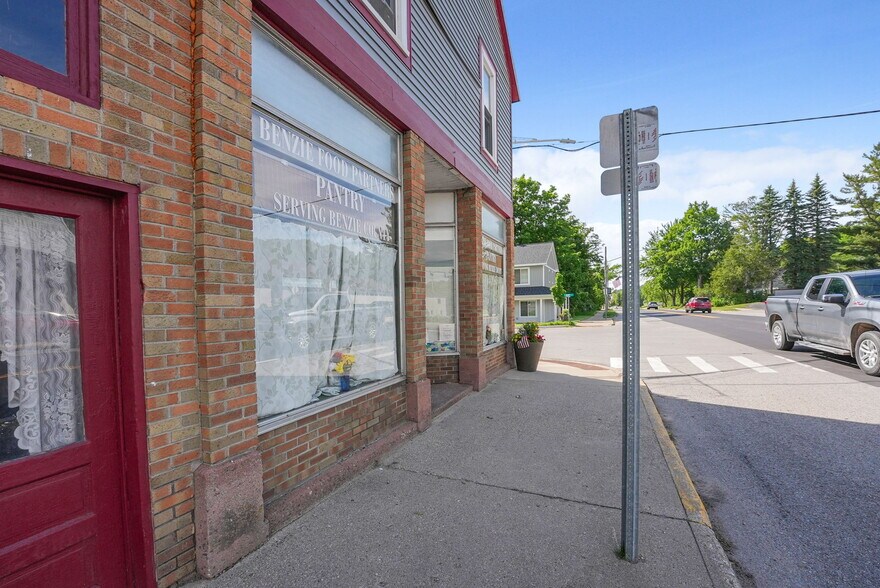 10907 Main St, Honor, MI à vendre - Photo de l’immeuble – Image 2 sur 41