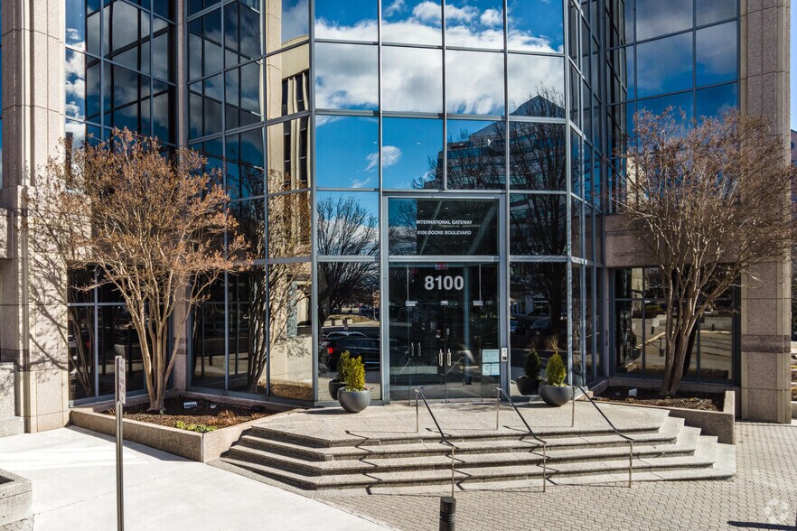 8100 Boone Blvd, Vienna, VA à louer - Photo de l’immeuble – Image 3 sur 18