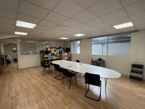 57 Avenue De La République, Vénissieux à louer Photo de l’immeuble– Image 1 sur 12