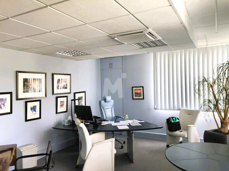 Bureau dans Évry-Courcouronnes à vendre - Photo de l’immeuble – Image 2 sur 9