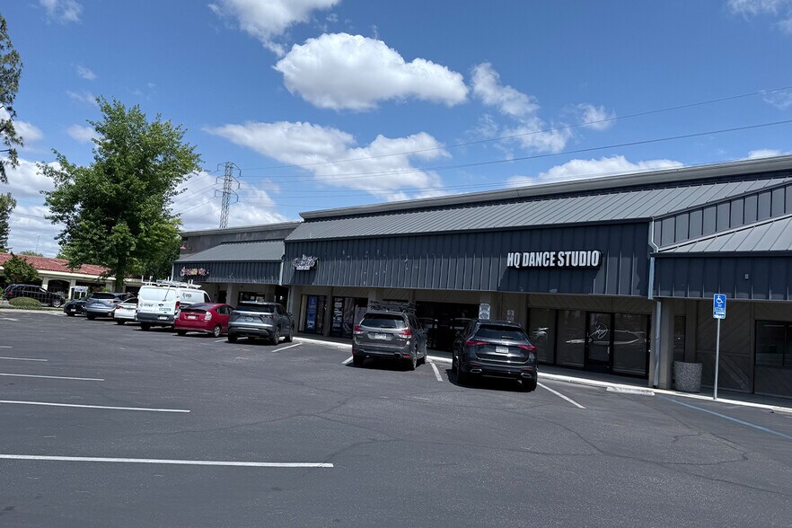 1055 E Herndon Ave, Fresno, CA à louer - Photo de l’immeuble – Image 3 sur 4