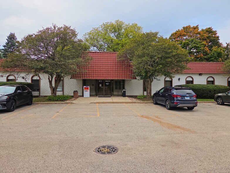611 S Milwaukee Ave, Libertyville, IL à louer - Photo de l’immeuble – Image 2 sur 22
