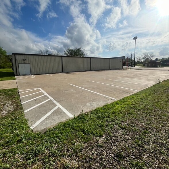 618 N La Grange St, Flatonia, TX à louer - Photo de l’immeuble – Image 3 sur 13