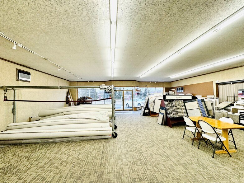 12041 W Janesville Rd, Hales Corners, WI à louer - Photo de l’immeuble – Image 3 sur 5