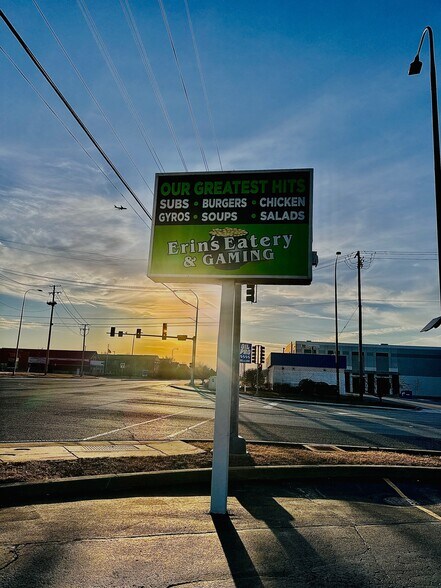 600 E Devon Ave, Elk Grove Village, IL à louer - Photo de l’immeuble – Image 2 sur 5