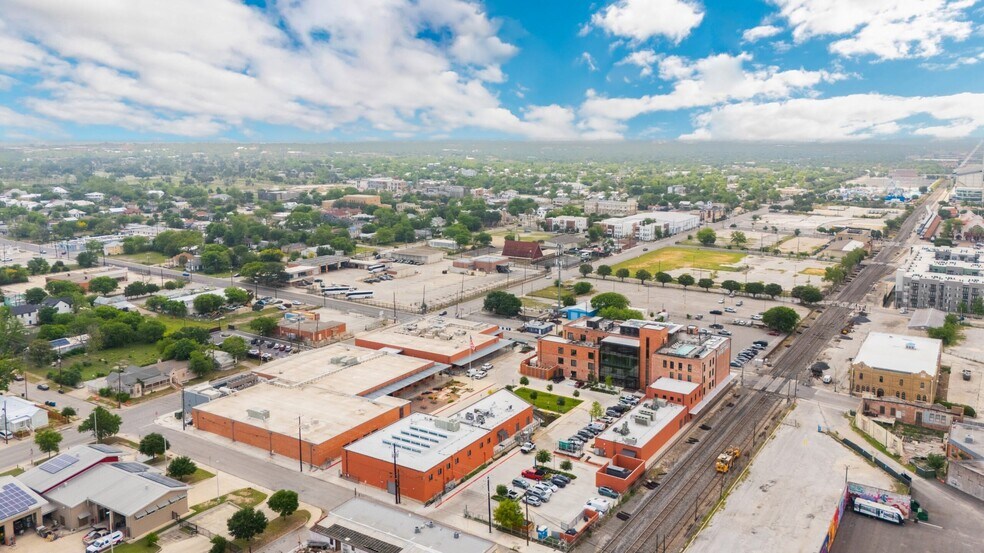 1305 E Houston St, San Antonio, TX à louer - Aérien – Image 3 sur 14