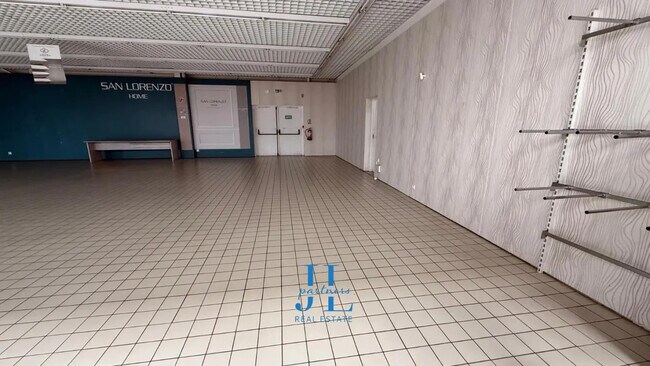 Plus de détails pour Local commercial à louer