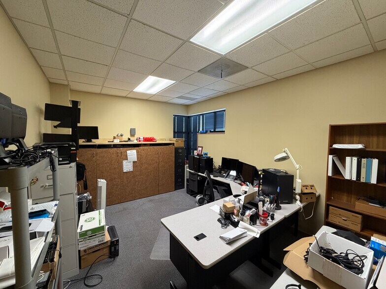 17811 E 40 Hwy, Independence, MO à vendre - Photo de l’immeuble – Image 2 sur 31