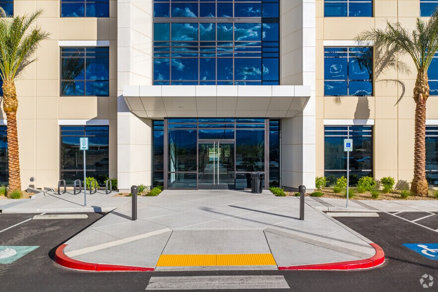 8400 W Sunset Rd, Las Vegas, NV à louer - Photo de l’immeuble – Image 3 sur 5