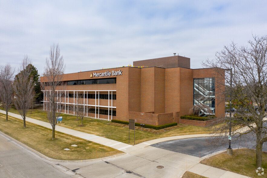 1700 W Big Beaver Rd, Troy, MI à louer - Photo de l’immeuble – Image 1 sur 7