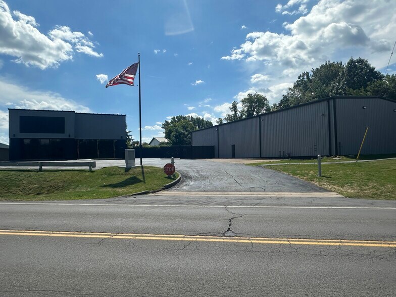 335 Commerce Blvd, Liverpool, NY à louer - Photo de l’immeuble – Image 2 sur 11