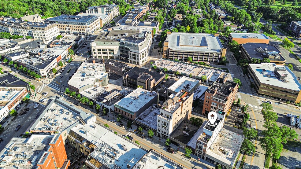 361 E Maple Rd, Birmingham, MI à louer - Photo de l’immeuble – Image 2 sur 18