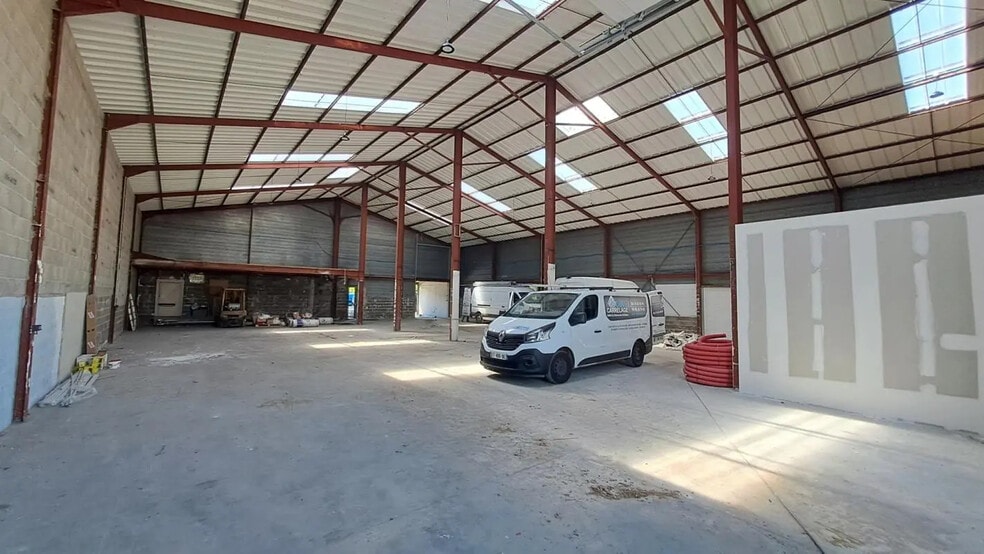 Local d’activités dans Villefranche-sur-Saône à louer - Photo de l’immeuble – Image 3 sur 4