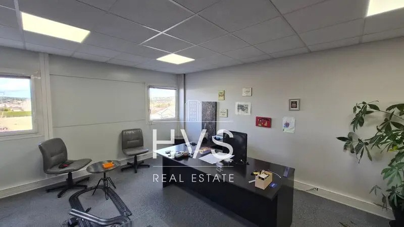 Bureau dans Bouc-Bel-Air à louer - Photo de l’immeuble – Image 3 sur 4