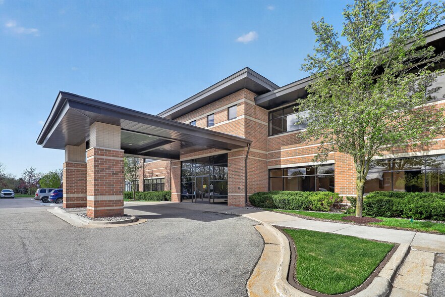 39475 Lewis Dr, Novi, MI à louer - Photo de l’immeuble – Image 3 sur 14