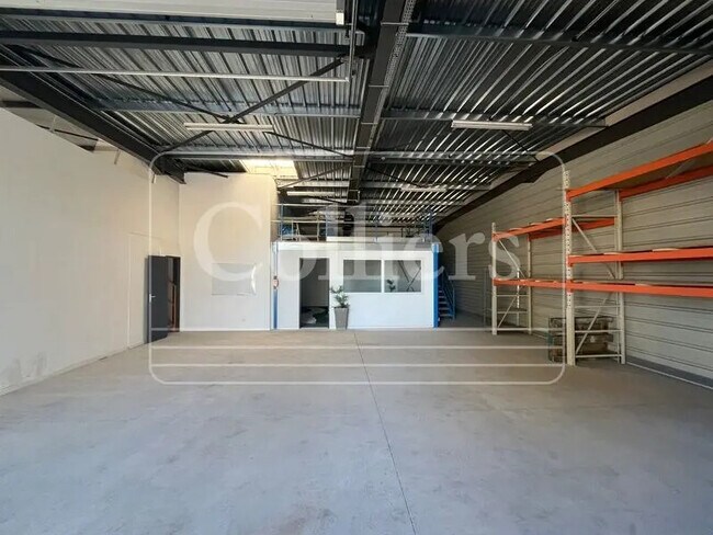 Plus de détails pour Local d'activités à louer