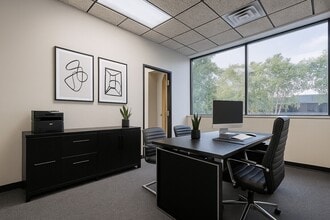 43000 W 9 Mile Rd, Novi, MI à louer Photo intérieure– Image 1 sur 1