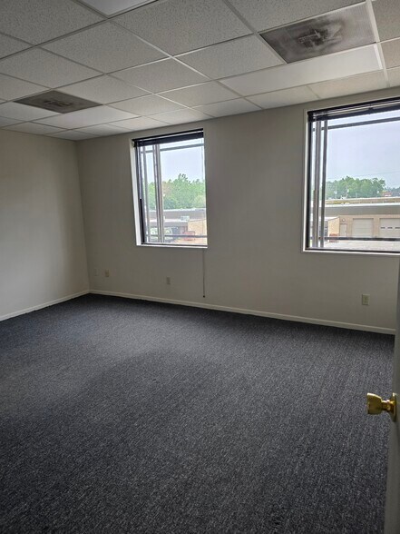 35585 Curtis Blvd, Eastlake, OH à louer - Photo de l’immeuble – Image 2 sur 9