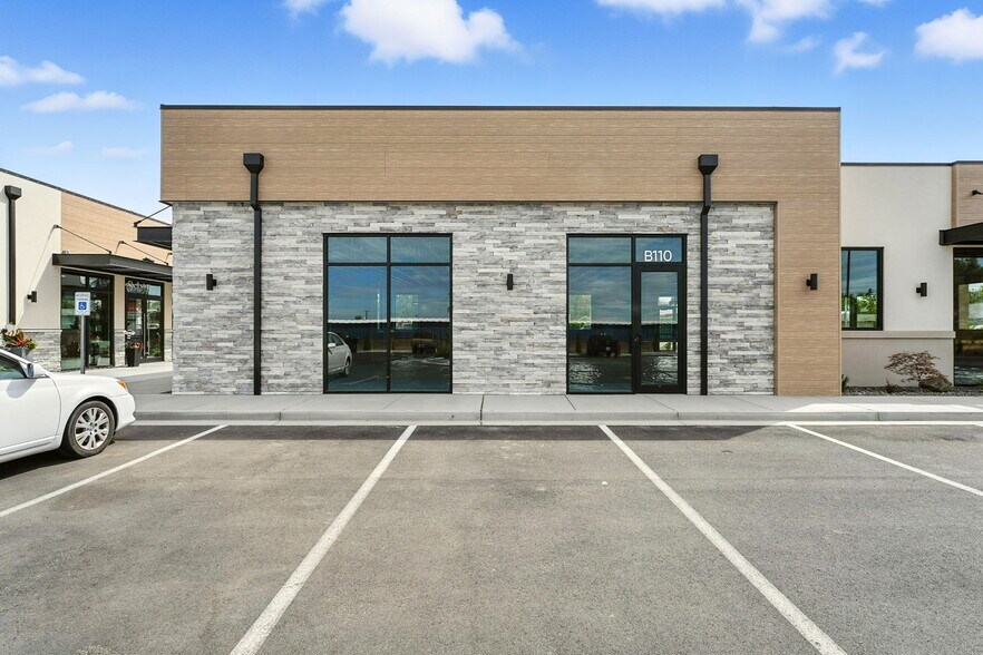 6018 W Clearwater Ave, Kennewick, WA à louer - Photo de l’immeuble – Image 3 sur 25