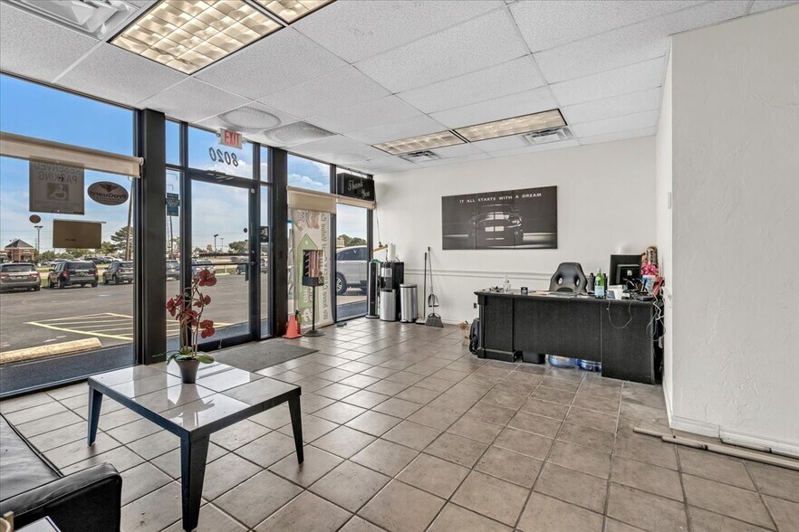 8020 NW Expressway St, Oklahoma City, OK à louer - Photo de l’immeuble – Image 3 sur 24